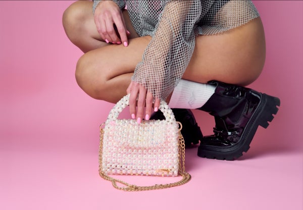 GLOSS bag (valkoiset helmet&kristallit, vaaleanpunainen sis&auml;kangas)