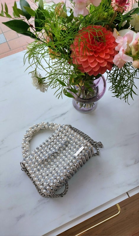 GLOSS bag HOPEA  (valkoiset helmet&hopeiset lasikristallit)