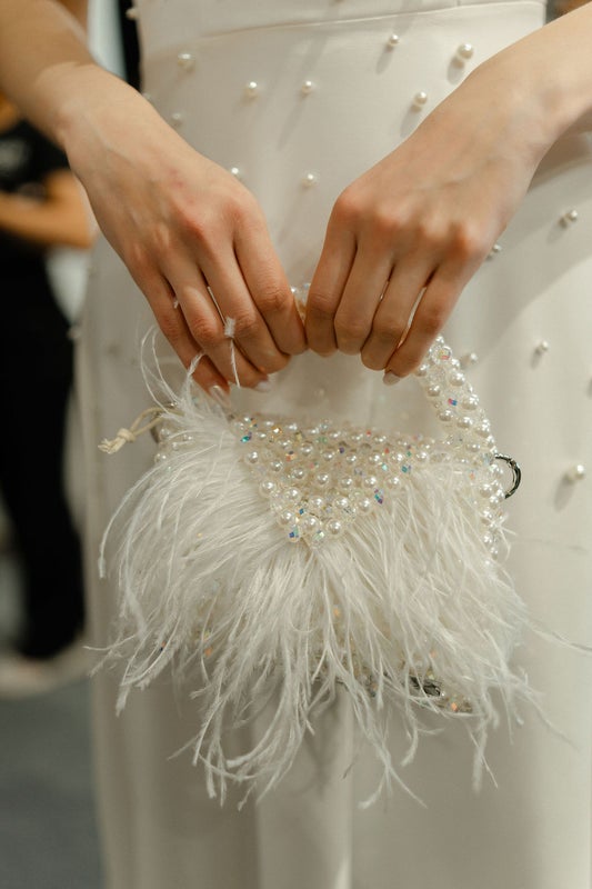 GLOSS bag sulkalaukku HOPEA (valkoiset helmet&kristallit, valkonen sis&auml;kangas)